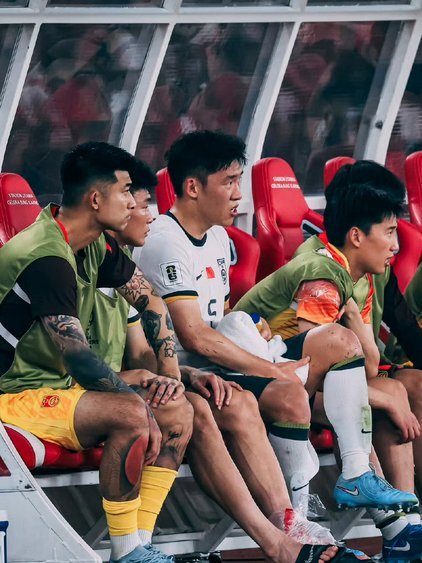 国足上海合练武磊朱辰杰缺席 教练组安排全队瑜伽训练