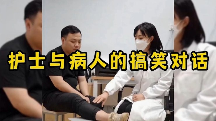 C罗训练中与队友搞怪互动，做出“竖中指”手势逗笑对方