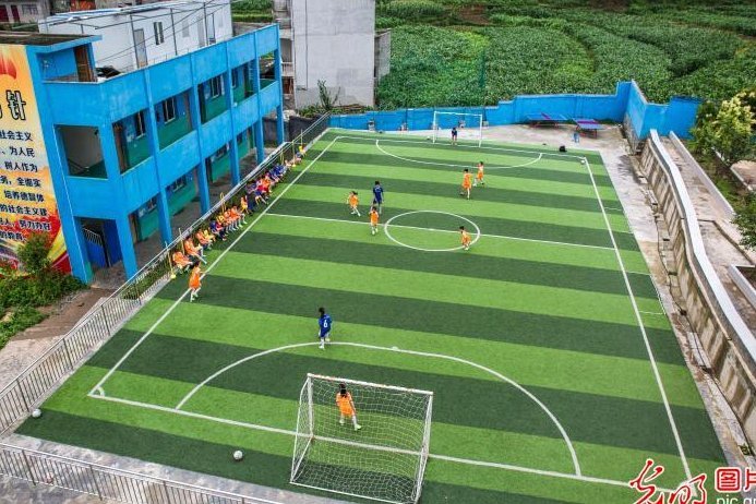 直播吧首座公益足球场落成 贵州乡村小学里又多了一抹绿色
