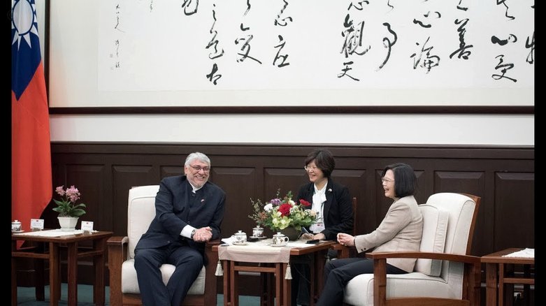 姆巴佩遭挑衅后冷静回应巴拉圭门将砸球事件