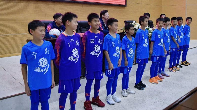 董路小将 vs 嗨球少年：谁在野鸡赛中沉沦？