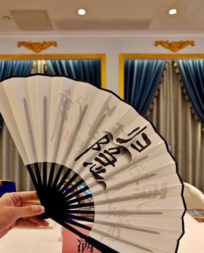 青训教父直播间兜售1980元一把的签名扇子，面对抱怨太贵的声音，一位粉丝发出逆天言论！