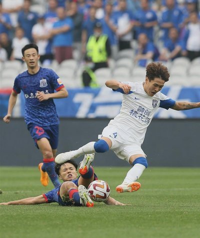 本申花球迷认为，赛后围攻身穿武磊国家队球衣的小球迷，确实太恶劣了，突破底线了