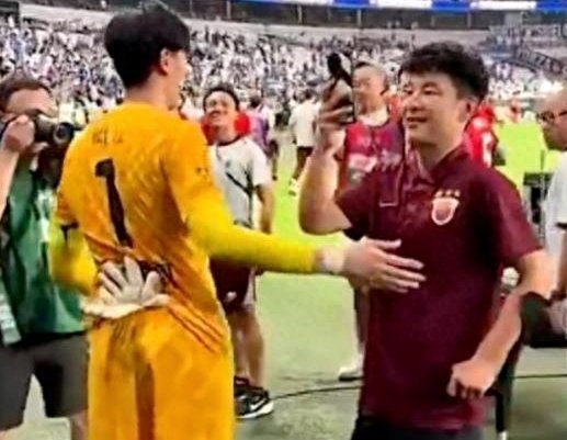本申花球迷认为，赛后围攻身穿武磊国家队球衣的小球迷，确实太恶劣了，突破底线了