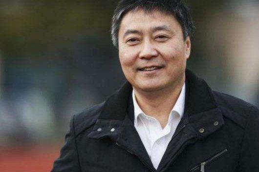 说白了给申花球迷一把枪八万人就和哥伦比亚阿根廷没区别了 伯纳乌穿巴萨球衣实际一点问题没有