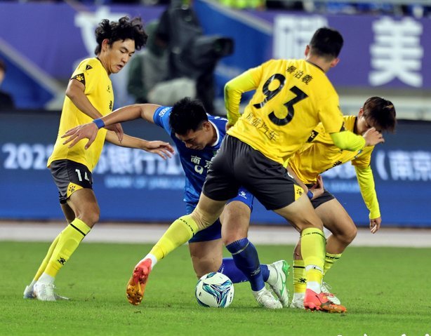 半场：苏州1-0南京，闫浩首开记录