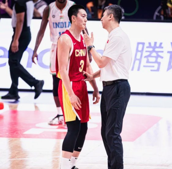郭士强为男篮建临时球场，付出令人动容