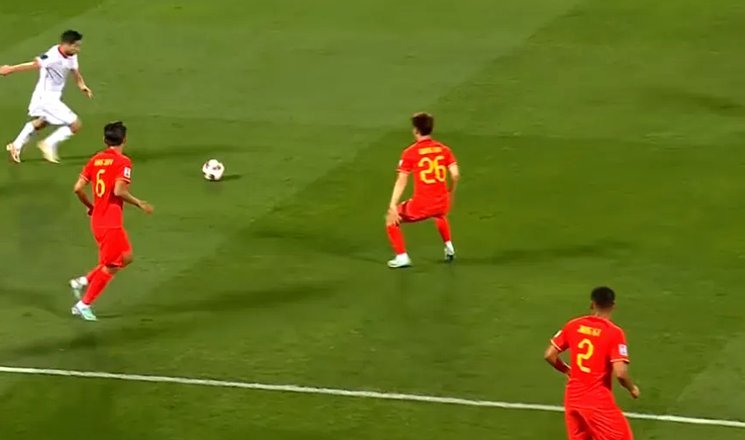 这是国家队应该有的传球水平吗？无压迫传得如此离谱！！估计基本上告别国家队生涯了。