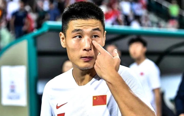 这是国家队应该有的传球水平吗？无压迫传得如此离谱！！估计基本上告别国家队生涯了。
