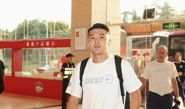 媒体人：钟义浩与河南队续约进展不大，某争冠队对他有意
